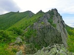 砂払いノ頭付近から岩尾根の山頂を仰ぐ
