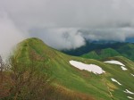 左のピークを越えて来た・・・平標山より