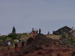 ハイカーで賑わう山頂が見えて来た・・・山頂付近には奥宮と二荒山大神像