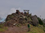 東側の最高点(2484m)・・・一等三角点がある