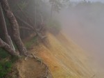崩落地帯が迫る登山道