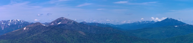 山頂より尾瀬方面を展望・・・平ヶ岳(左)・至仏山・会津駒ケ岳・燧ヶ岳