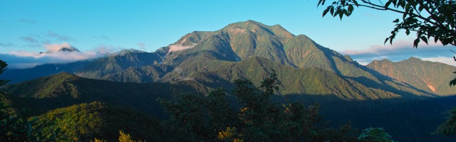 明神峠を越え・・・雄大な越後駒ケ岳を展望