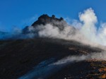 牛ヶ首より噴煙を上げる茶臼岳を仰ぐ