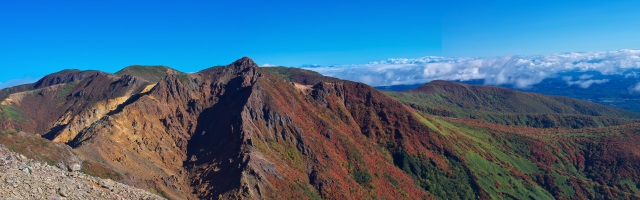 茶臼岳登攀途中に朝日岳（中央）と三本槍岳（左）を展望