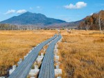 晴れ渡った燧ヶ岳を背負って牛首分岐から山ノ鼻へ