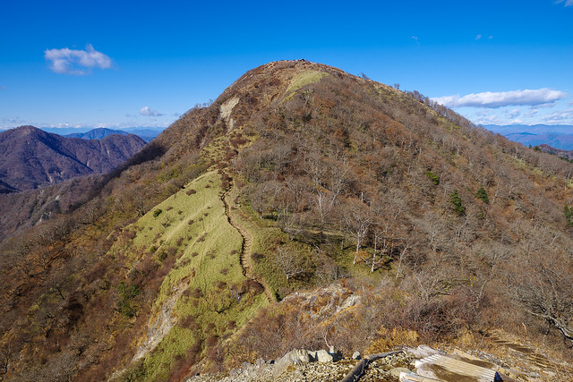 鬼ヶ岩の急斜面を下る