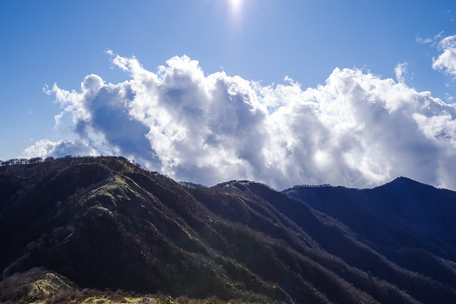塔ノ岳-丹沢山の稜線の背後から雲が上がる