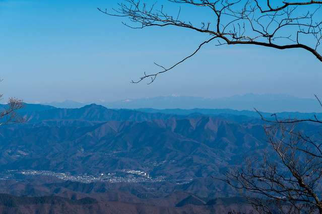 大岳山の遥か先に上州・日光の山々