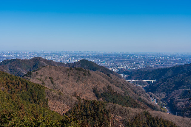 西日を浴びて都心方面が良く見える＠帰路・景信山を越えて眺める