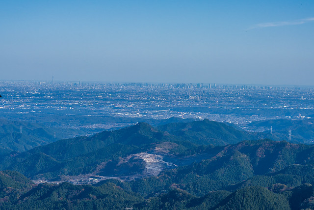 伊豆ヶ岳からの眺め・・・手前は吾野の採掘場