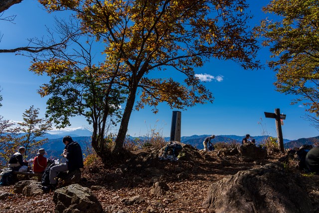 賑わう大岳山の山頂