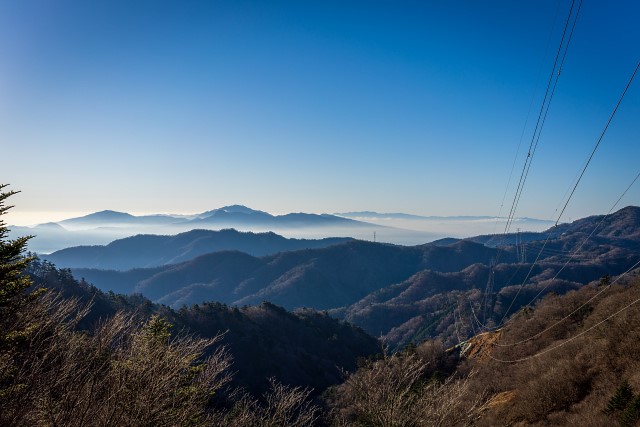 箱根の山々の右奥に天城山