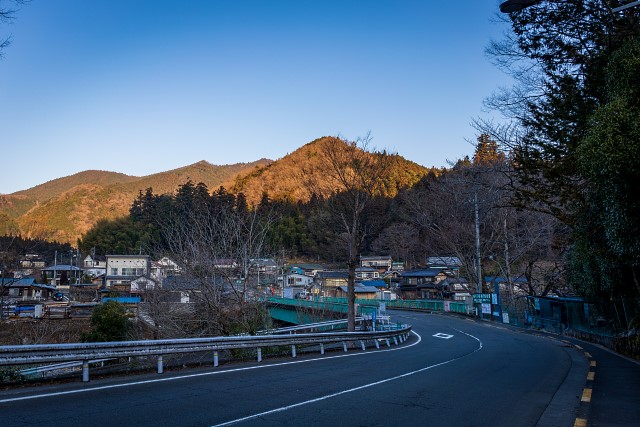 中央奥に高明山と馬頭刈山が見える