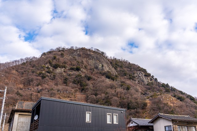 岩殿山の鏡岩を見上げる