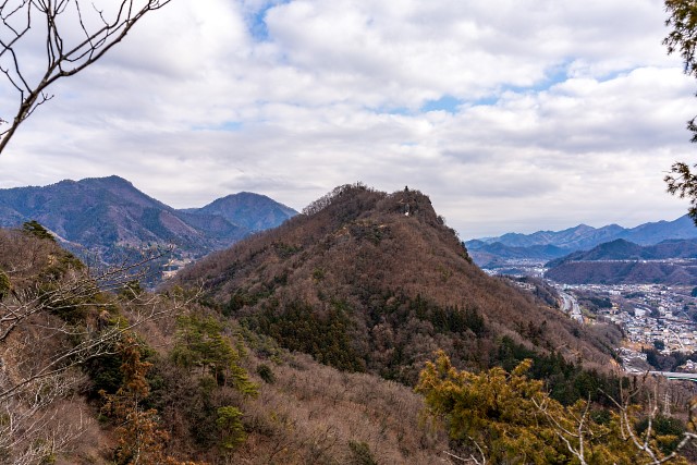 岩殿山の左奥に百蔵山と扇山