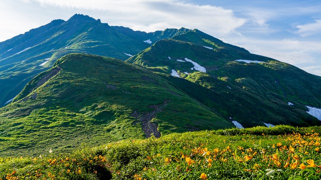新山・外輪山を見上げながら御田ヶ原を下る