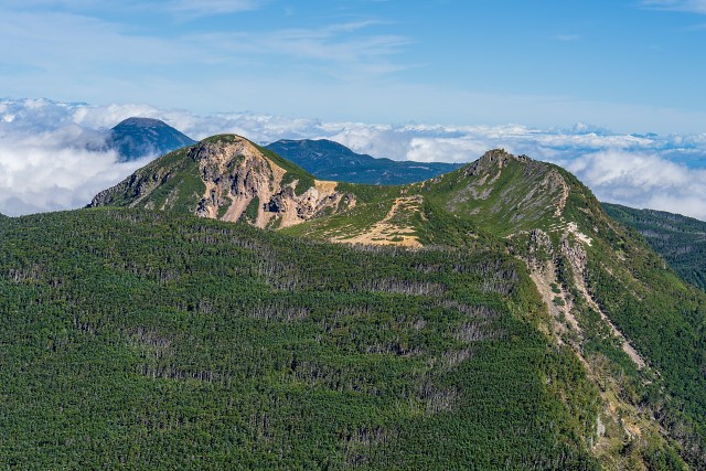 天狗岳と背後の蓼科山、北横岳