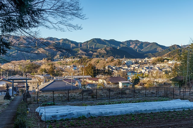 振り向くと戸倉の山・・・臼杵山と刈寄山が見える