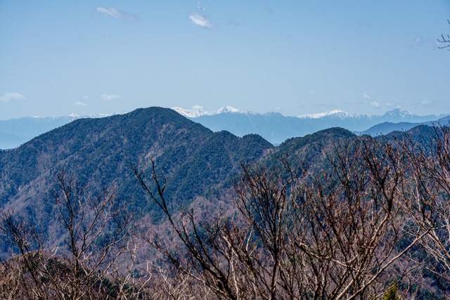 飛龍山の背後に連なる南アルプス@雲取山