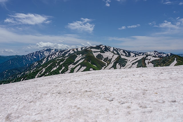 雪渓より展望する飯豊の山々