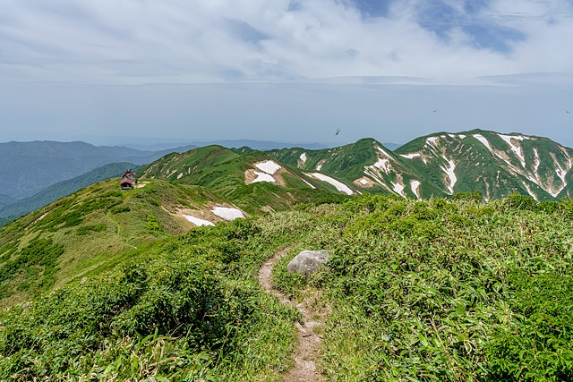 頼母木小屋と朳差岳