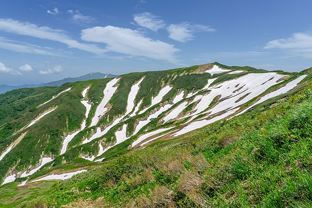 地神北峰を越えて・・梶川尾根から顔を出す飯豊山