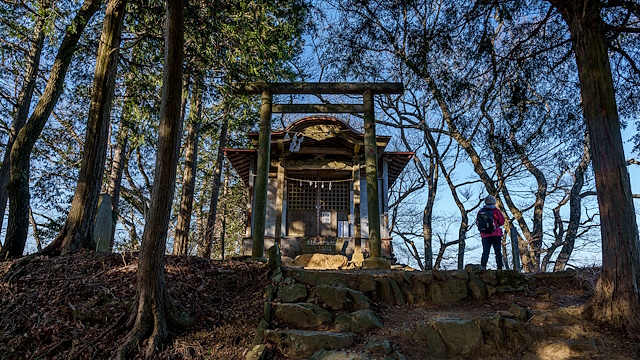 急階段を上って笠山山頂へ