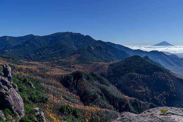 金峰山の右奥に富士山＠瑞牆山