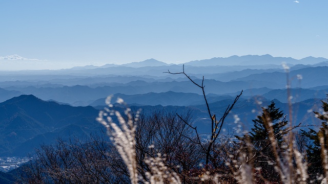 連なる山々の先に丹沢山地@関八州見晴台