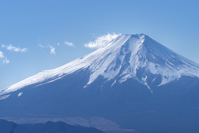 木々が美しい榧ノ木尾根を行く