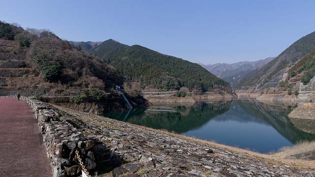 有間ダムを遠て白谷沢の登山口へ向かう