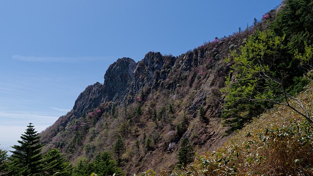 三ノ鎖手前で見上げる石鎚山