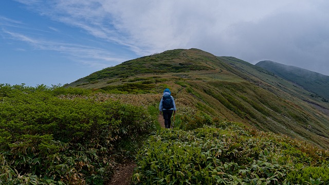 平標山の肩へ向かう