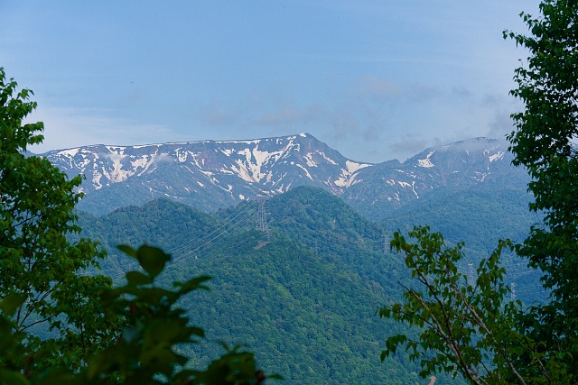 登山口よりひと登りで苗場山を展望