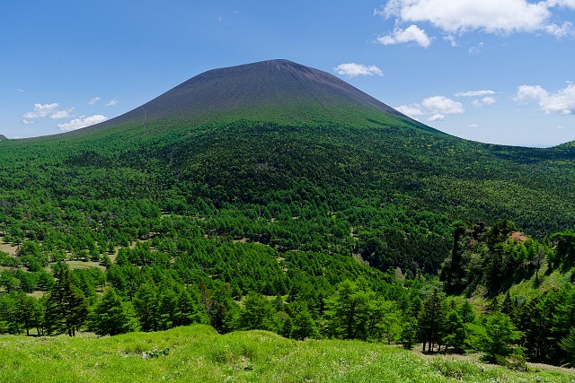草すべり中盤より眺める浅間山