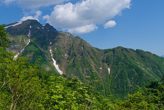 登山開始序盤・・谷川岳を眺めながら進む