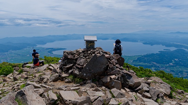 磐梯山山頂より猪苗代湖を眺める