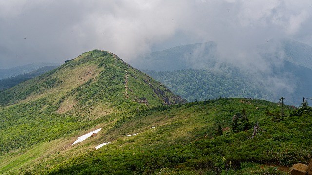 至仏山を越えて小至仏山へ向かう