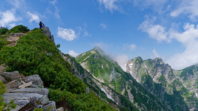 唐松岳頂上山荘手前で見上げる唐松岳