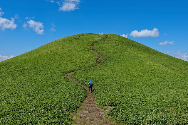 三峰山への美しい稜線
