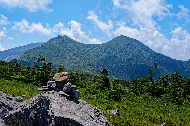 中山展望台から天狗岳を展望