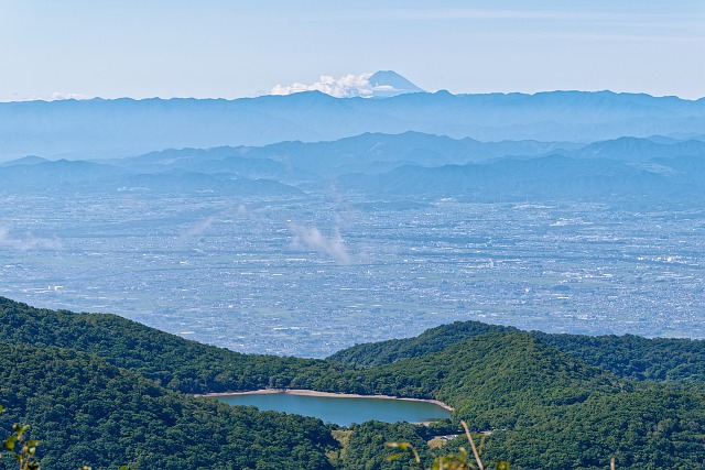 小沼の遥か先に富士山