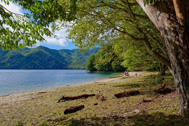 千手ヶ浜手前の湖畔にて、、