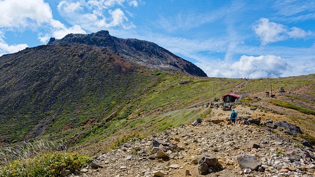 峰の茶屋跡避難小屋と茶臼岳