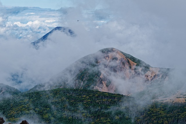 雲間から僅かに蓼科山・西天狗岳
