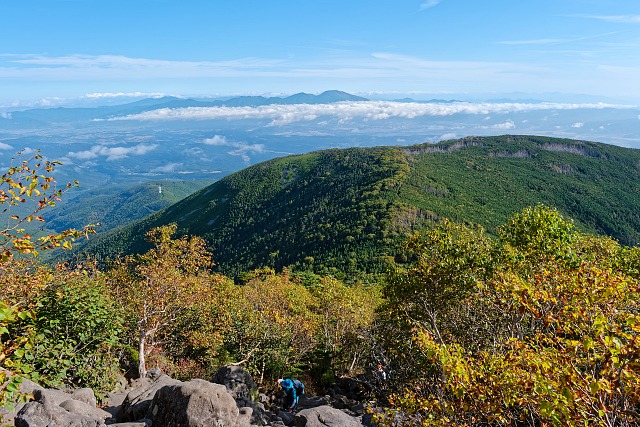 山頂への岩登り