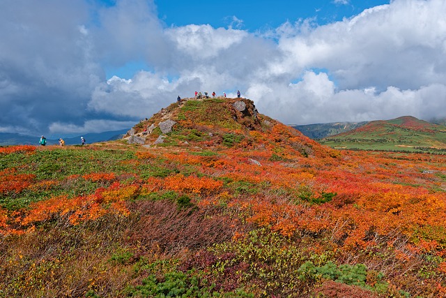 紅葉に囲まれた三ツ石山の山頂