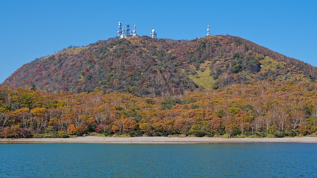 小沼越しに眺める地蔵岳