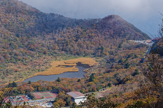 覚満淵を見下ろす
